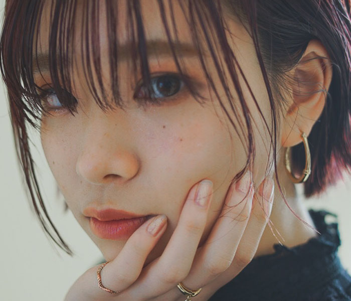 顔まわりのデザインが際立つヘアスタイル