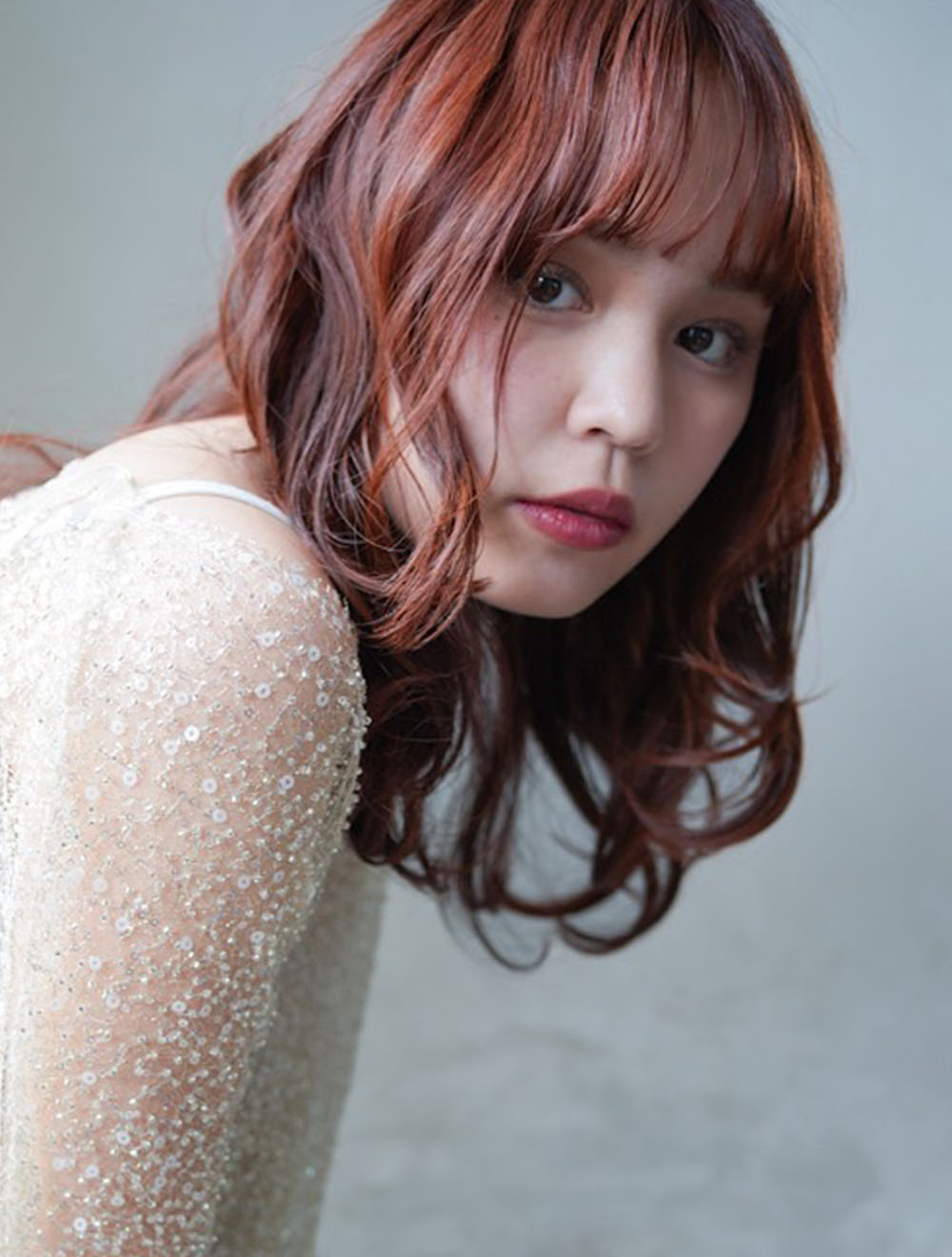 赤みのあるカラーのミディアムヘアスタイル
