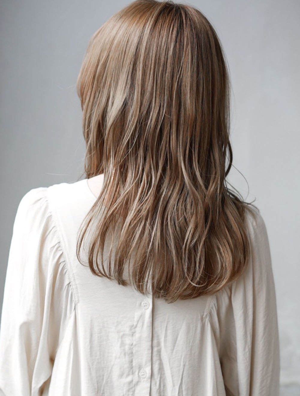 ベージュカラーのロングヘアスタイル